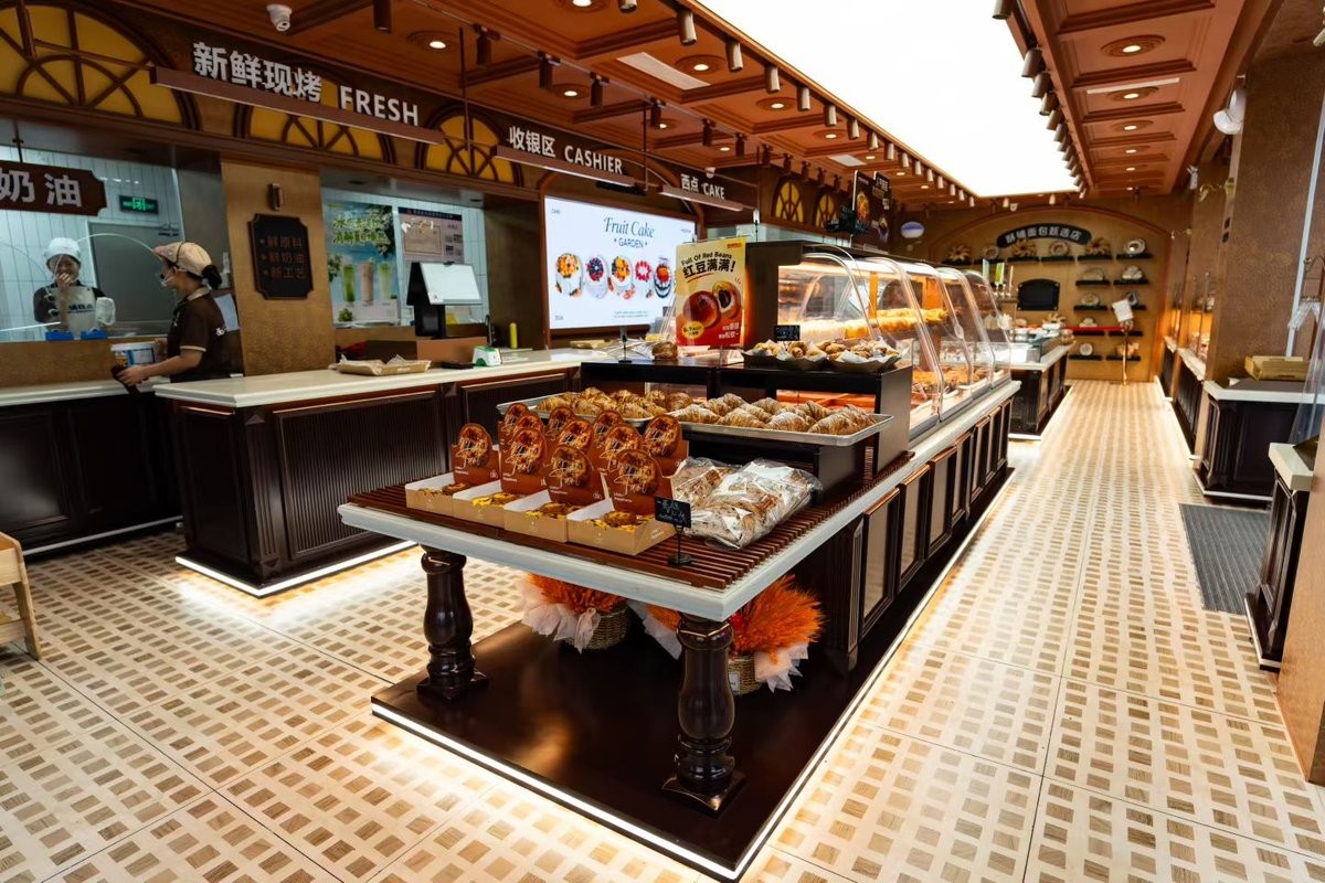 酥铺SUPU店内中岛阶梯面包陈列台与三层玻璃展示冷柜