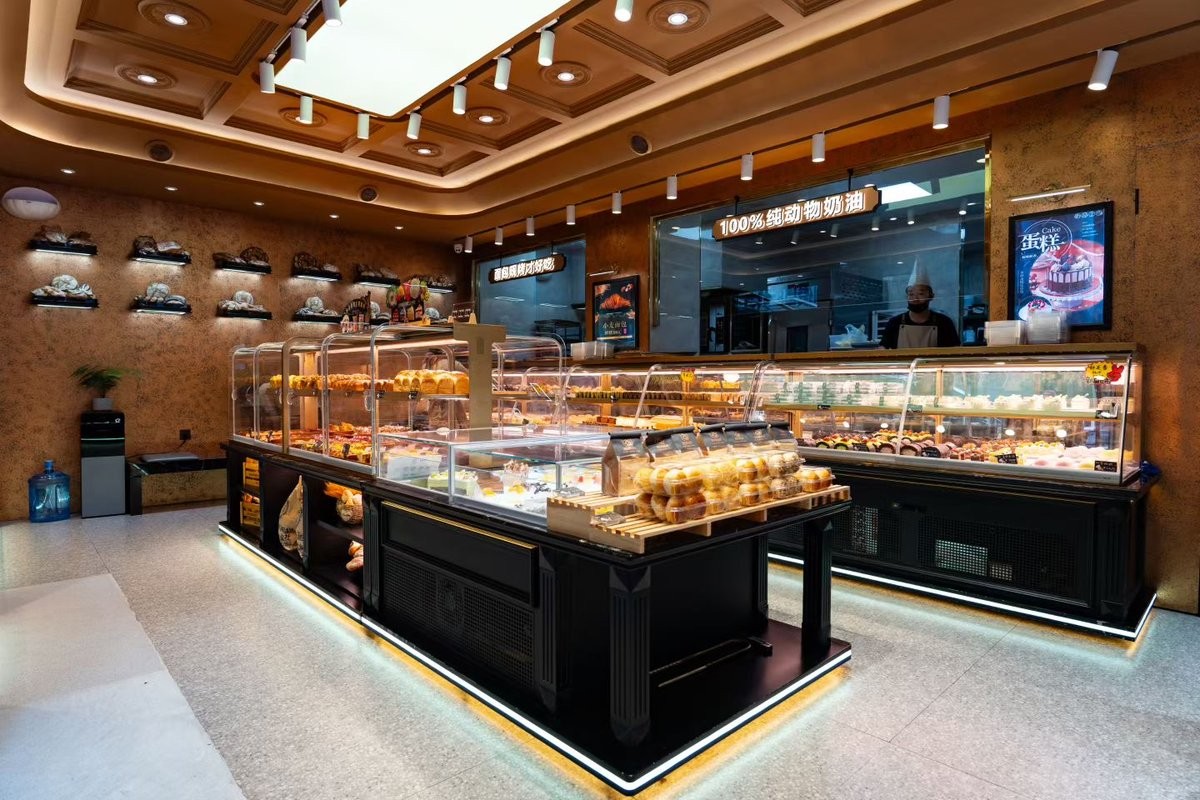 祝酥记黑色中岛柜与靠墙展柜整体空间效果