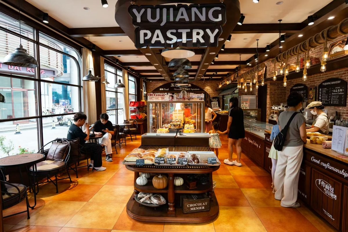 玉江饼家全店内景红色砖墙木作柜体与中岛陈列